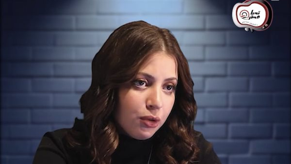 منى فاروق - استوديو