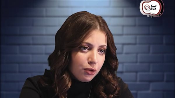 منى فاروق - استوديو