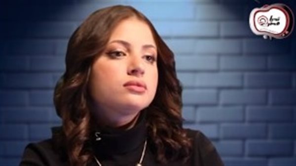 منى فاروق - استوديو