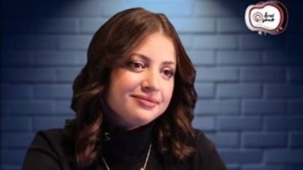 منى فاروق - استوديو