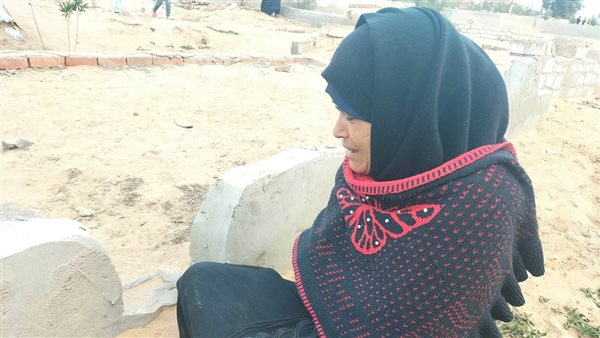 والدة كريمة أمام