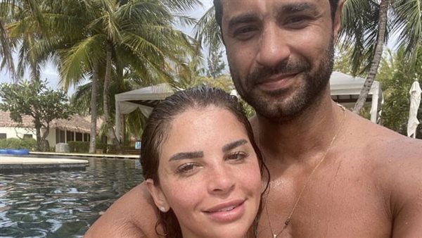 كريم فهمي وزوجته