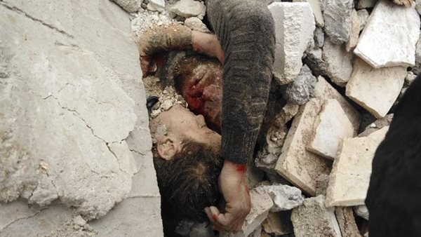 أب يحتضن ابنه فى