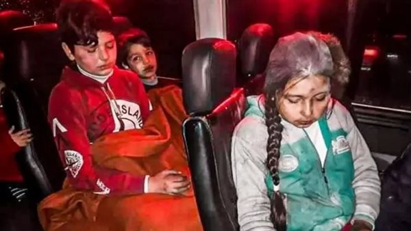 أطفال ناجيين من الزلزال