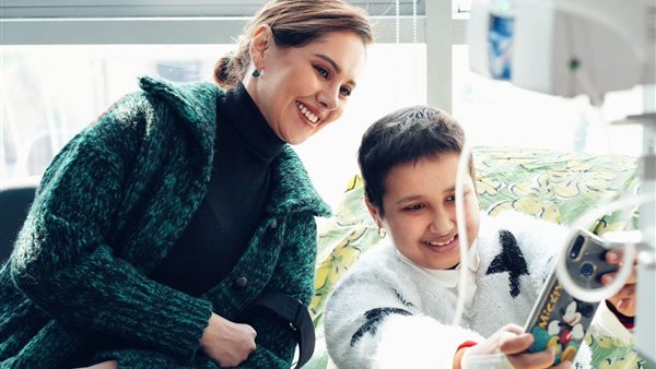 ياسمين رئيس مع أطفال