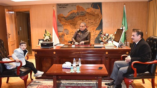 محافظ الفيوم والطفل