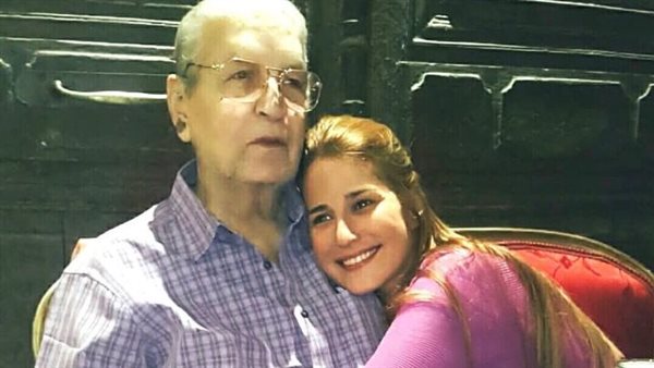 ايناس كامل ووالدها