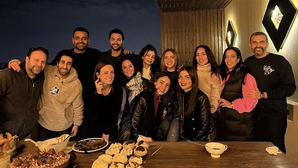 طاقم عمل أزمة منتصف