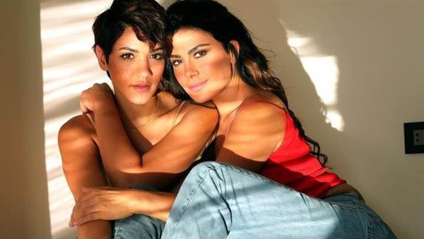 صبا مبارك وشقيقتها