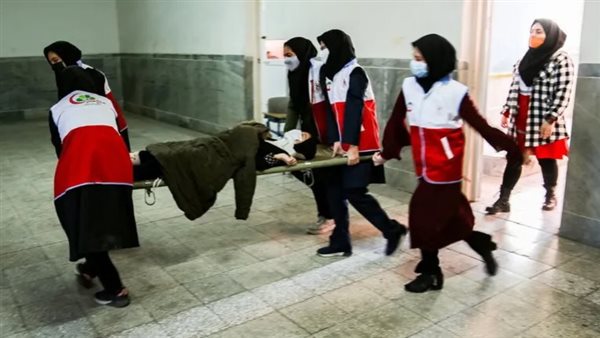 مسعفين ينقلن أحدى