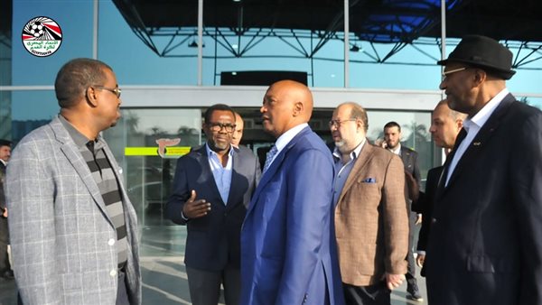 رئيس الكاف يصل القاهرة