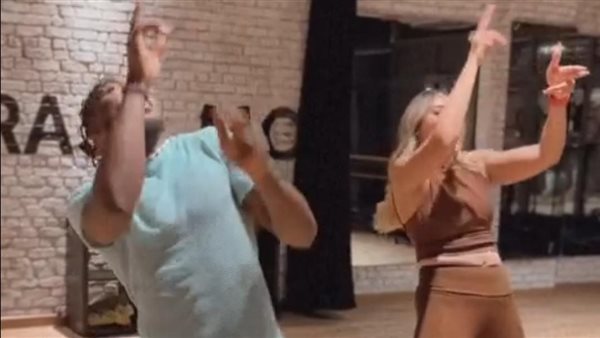 ساندي رفقة مدربها