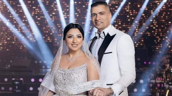 حسن شاكوش وزوجته