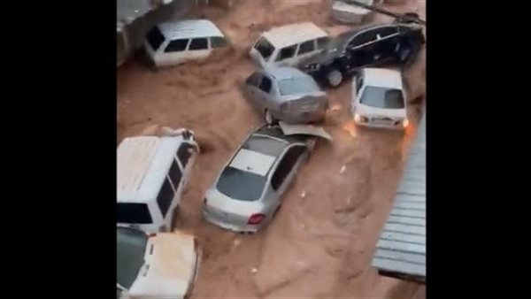 من الفيديو- فيضانات