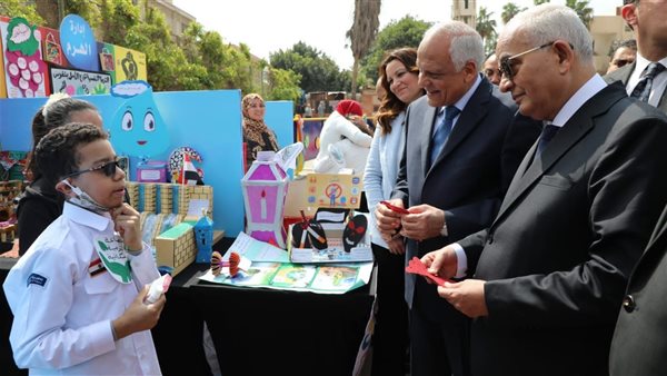 وزير التعليم ومحافظ