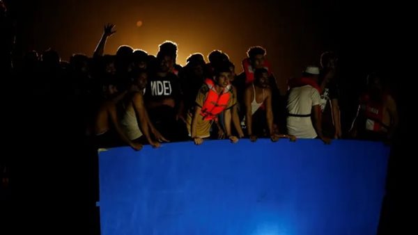 مهاجرين على قارب