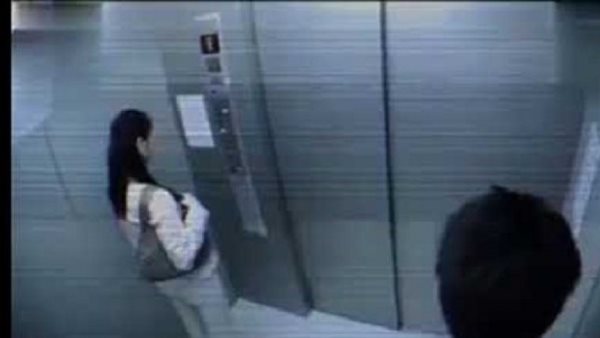 سيدة داخل المصعد