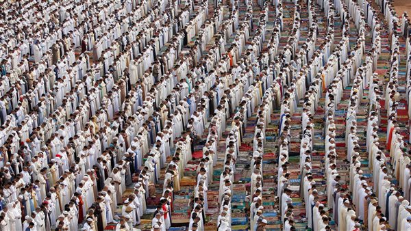 مئات المسلمين يؤدون