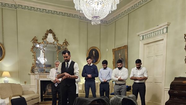 حمزة يوسف يؤدى الصلاة