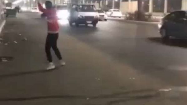 شباب يلقون المياه