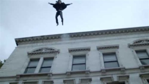 فتاة تقفز من أعلى