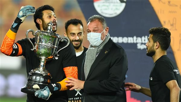 الخطيب مع لاعبي الأهلي