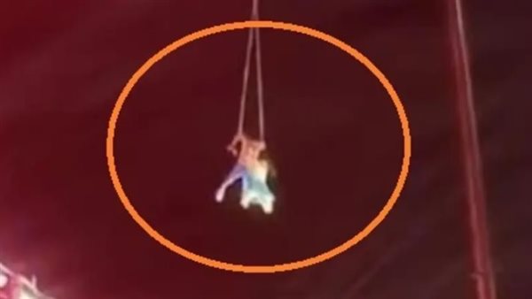 لحظة سقوط الفتاة