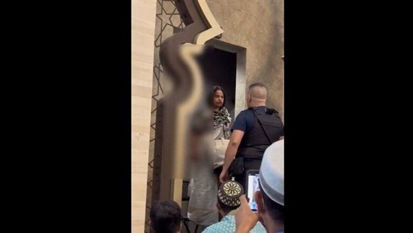 هندوسية تقتحم مسجد