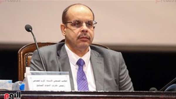  الكاتب الصحفي أكرم