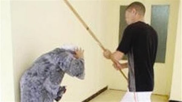 ابن يضرب امه في الغربية