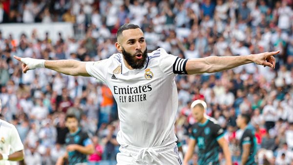 بنزيما يحتفل بالهاتريك