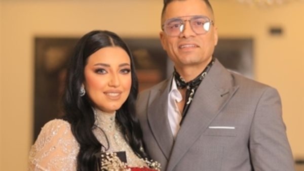 حسن شاكوش وزوجته