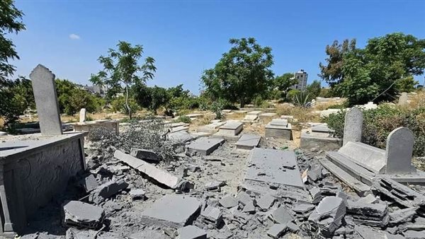 قبور محطمة جراء القصف