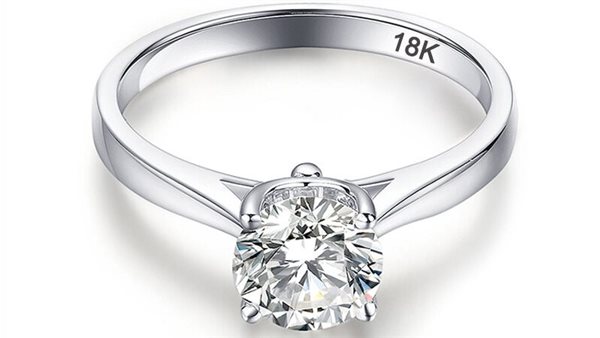 خاتم من الذهب الأبيض