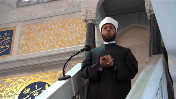 أسامة الأزهري يلقي