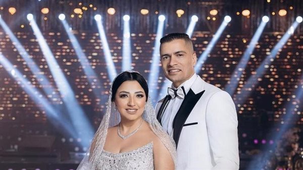 حسن شاكوش وزوجته