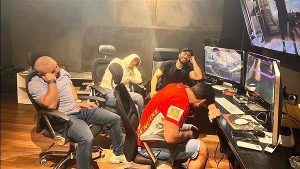 تامر حسني وفريق عمل