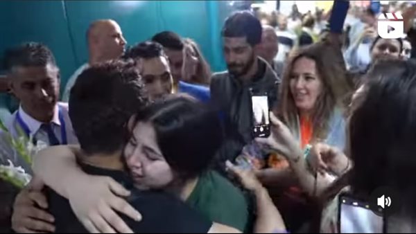 تامر حسني ومعجبة