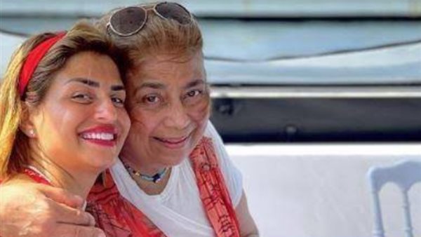 منة فضالي ووالدتها