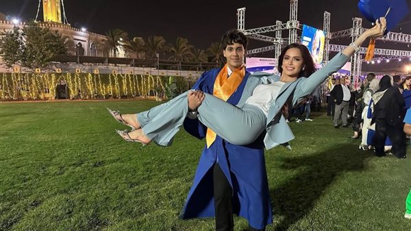 آمال ماهر ونجلها