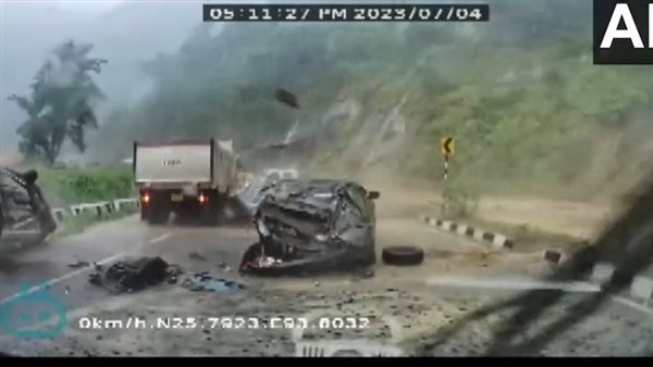 لحظة انهيار الصخور