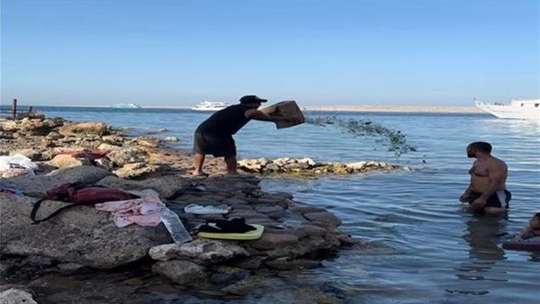 القاء مخلفات في المياه