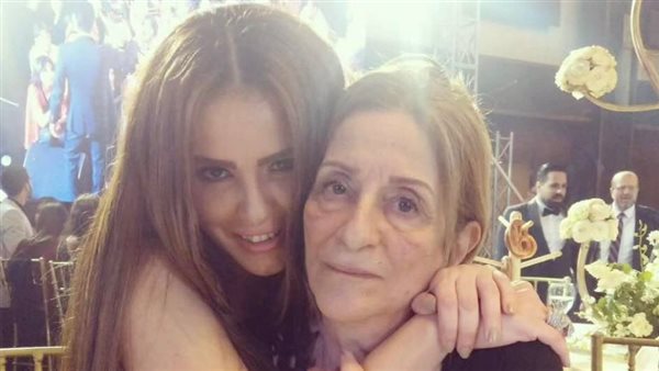 دنيا عبد العزيز ووالدتها