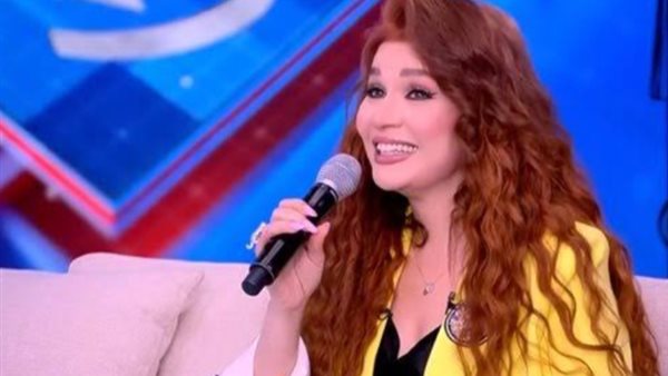 صاحبة أغنية مخصماك