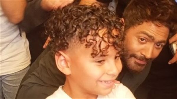 تامر حسني يلتقط الصور