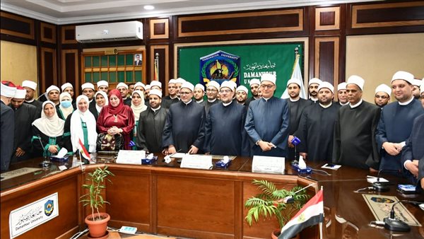 وزير الأوقاف يلتقي