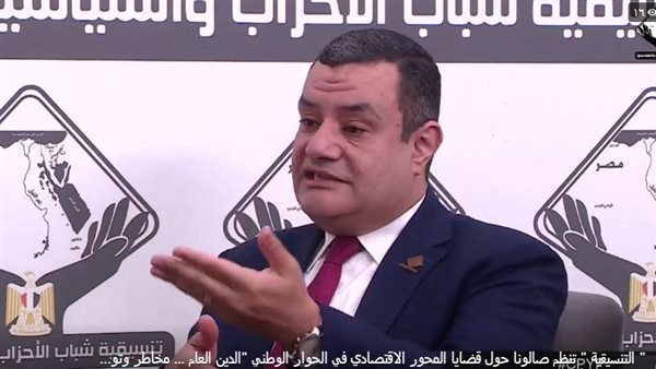 أكمل نجاتى خلال صالون