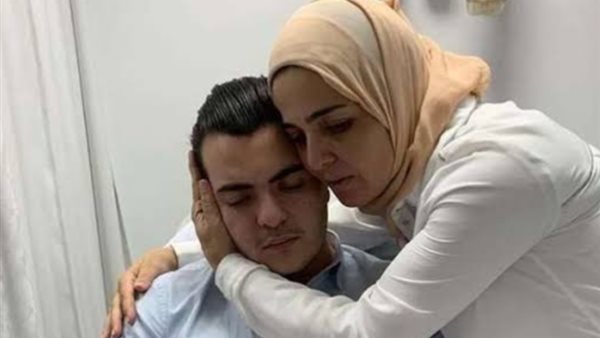 منى عبد الغني ونجلها