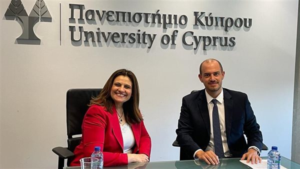 وزيرة الهجرة 