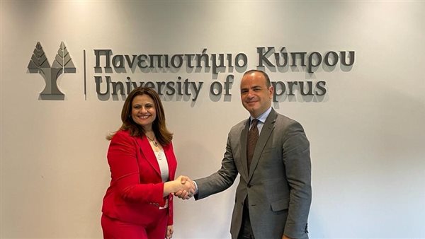 وزيرة الهجرة 